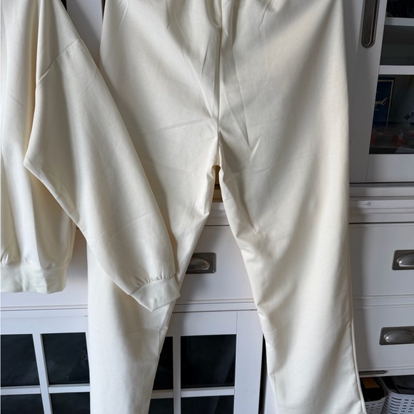 Cream Lounge Set - Picture 5 of 11